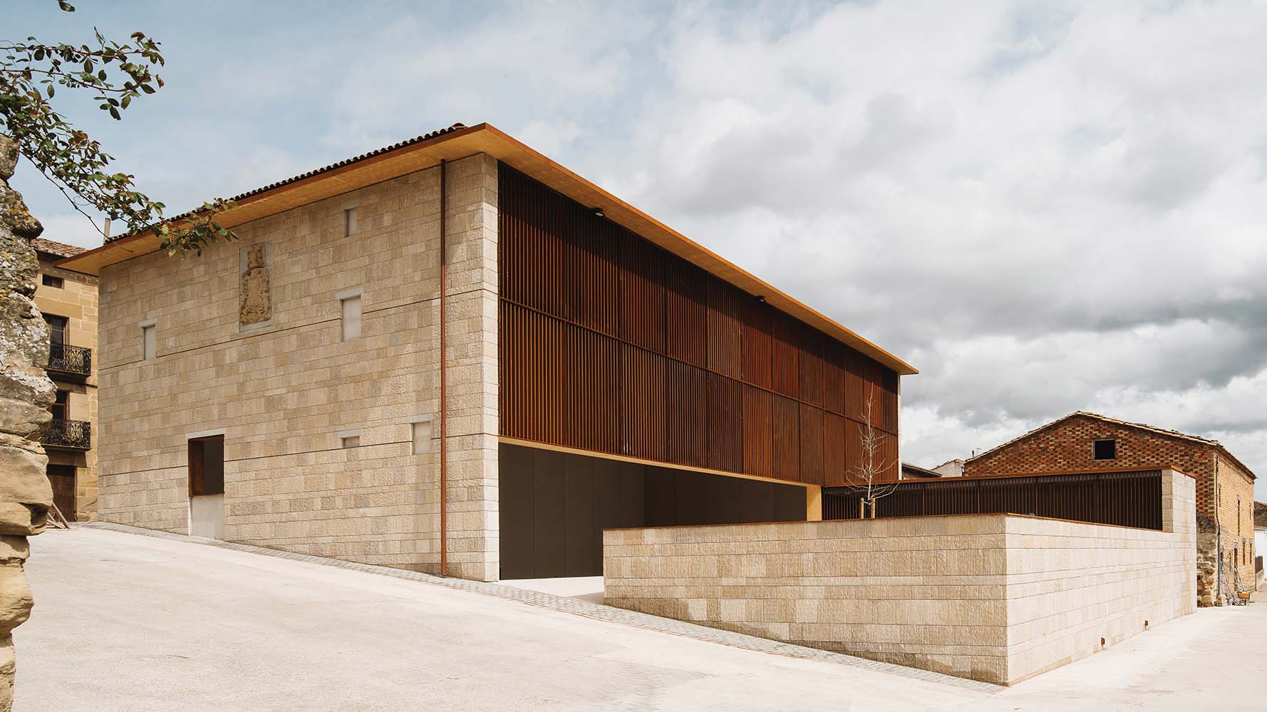 Verne Arquitectura and Alejandro Maortua Create a Contemporary Pelota Court that Honors the Past