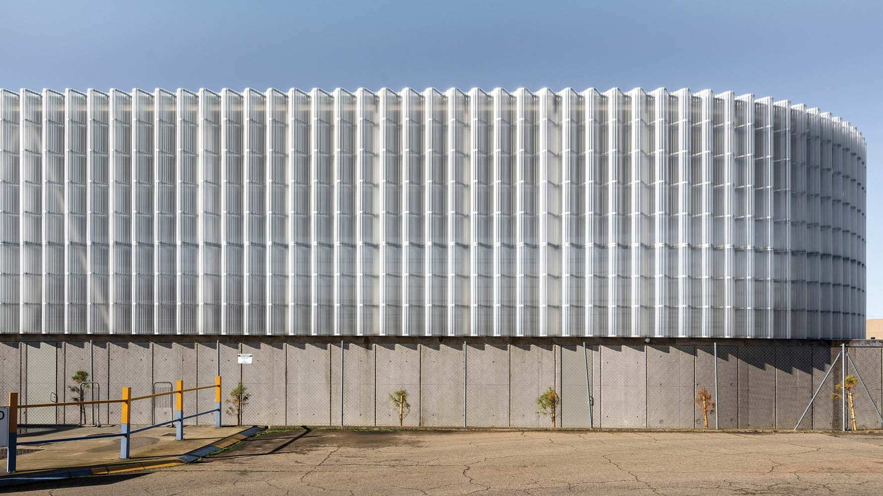 Translucent Panels Sinuously Wrap FRPO’s Biomass Plant in Spain